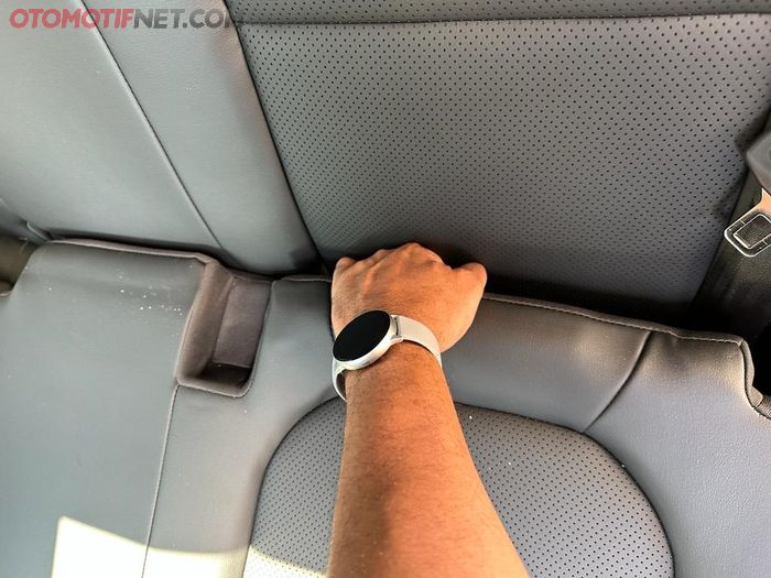 Masukan jari tangan ke celah jok dengan sandaran, kemudian angkat ke atas