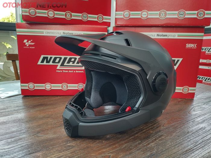 Nolan N30-4 XP dilengkapi 'peak' atau pet di bagian atas dan chin guard tanpa visor, cocok digunakan untuk riding off-road