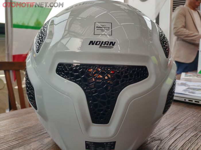 Lubang EVS memberi ventilasi maksimal sehingga mengurangi rasa panas ketika riding