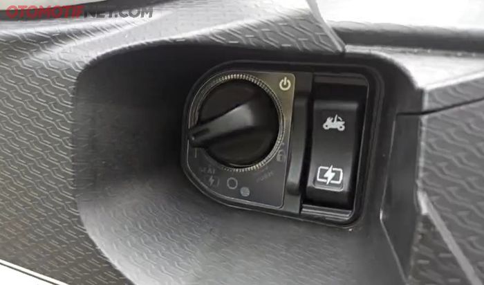 Kenop keyless bentuknya khas Honda, di sebelahnya ada tombol buat buka bagasi dan kompartemen baterai