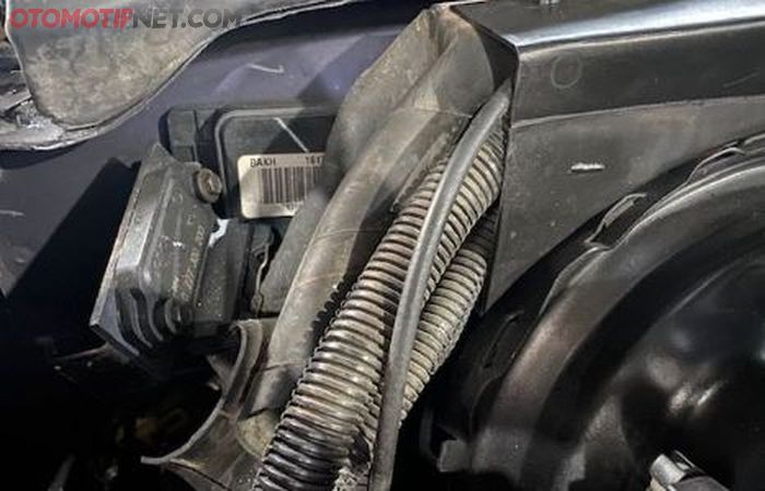 contoh kabel mobil orisinal pabrik yang masih ada pelindungnya.