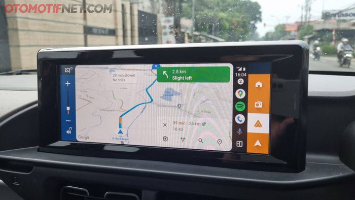 Ilustrasi penggunaan Google Maps sebagai navigasi kendaraan.