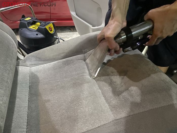 Setelah disemprot pestisida, interior mobil harus benar-benar dibersihkan.