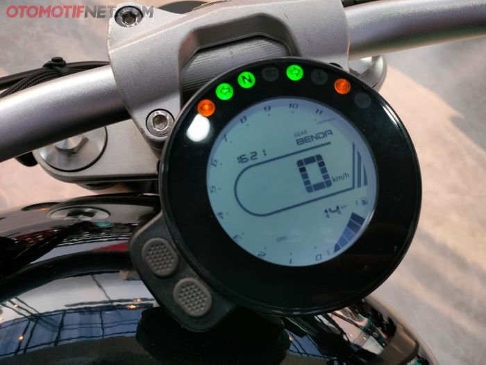 Speedometer Keeway V252C terletak di ujung tangki. Meski ukurannya kompak, namun informasinya lengkap. Sudah full digital pula