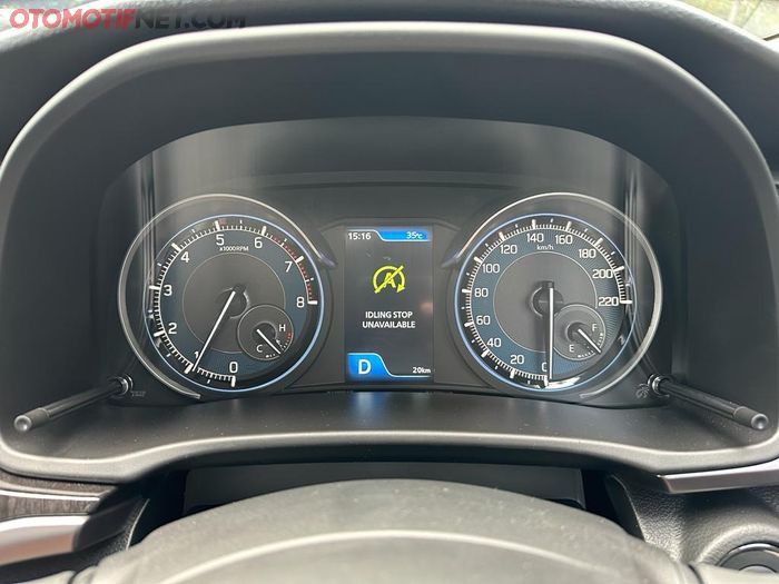 Fitur Engine Auto Start-Stop di New XL7 Hybrid akan otomatis mematikan mesin saat mobil berhenti lebih dari 3 detik 