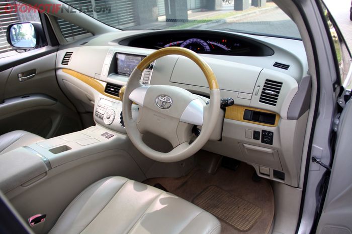 Speedometer dan center console pakai OEM Estima Hybrid