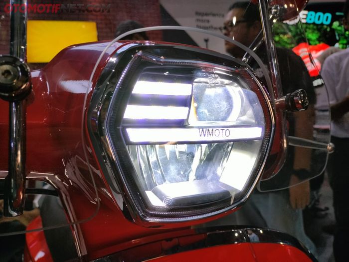 Headlamp WMoto Greta 150 dilengkapi dengan LED asimetris di dalam batok lampunya