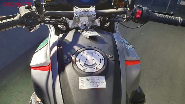 Adaptive Aerodinamic Moto Guzzi V100 Mandello dalam posisi tertutup