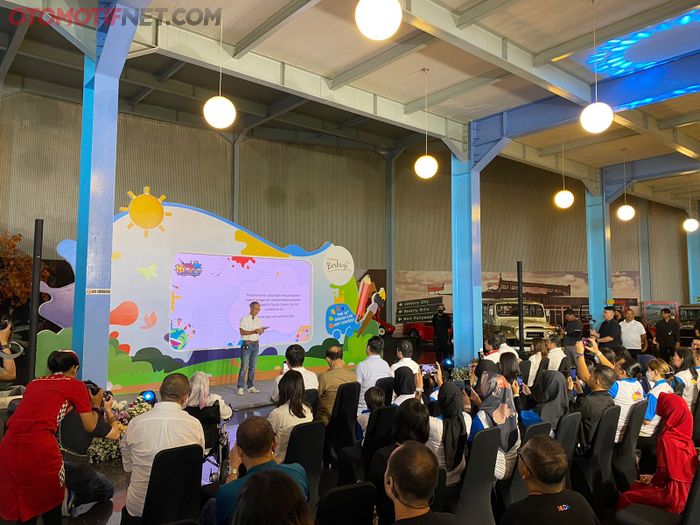 President Director PT Toyota-Astra Motor, Hiroyuki Ueda. Memberi semangat pada anak-anak para pemenang lomba.