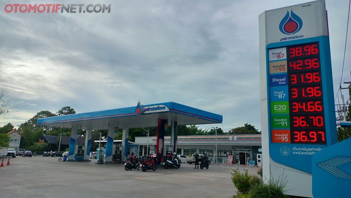 Harga bensin PTT di Thailand, foto diambil tanggal 18 Juli 2023