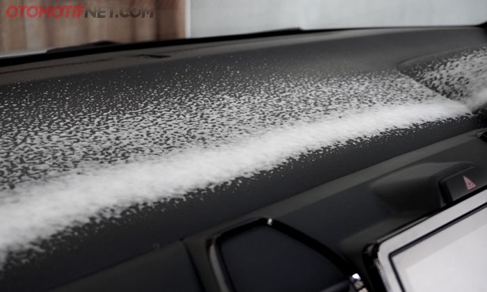 Konsentrat foam pembersih AutoGard mudah diaplikasikan untuk membersihkan interior mobil.