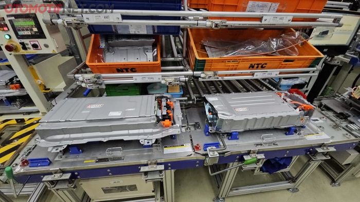 Ada dua jenis baterai HEV (Hybrid Electric Vehicle) yang diproduksi di pabrik Toyota di Karawang, yakni Nickel (kiri) dan Lithium-ion