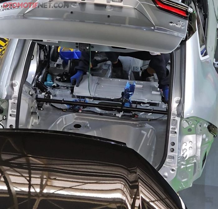 Proses pemasangan baterai lithium-ion Yaris Cross Hybrid di pabrik Toyota di Karawang, Jawa Barat