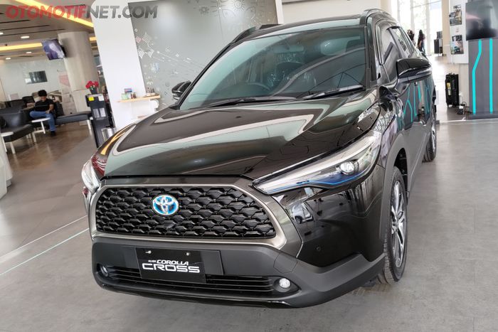 Toyota Corolla Cross Hybrid jadi mobil terakhir yang pakai branding logo biru dan lampu biru di Indonesia.