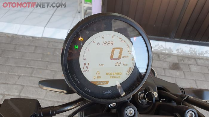 Speedometer TVS Ronin yang dilengkapi info DTE