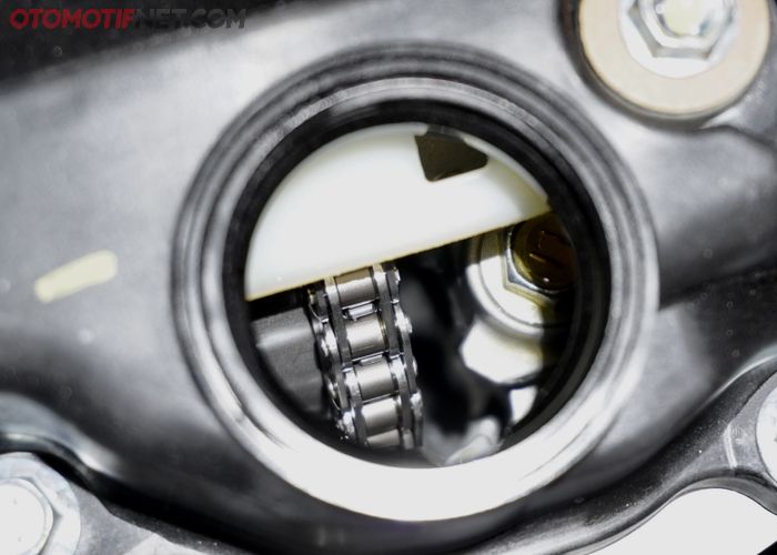 Lubang pengisian oli mesin yang diterawang akan terlihat kondisi kebersihan komponen di dalam mesin mobil dari oil sludge.