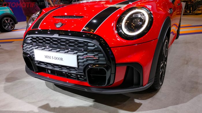 John Cooper Works (JCW) Aerokit bikin tampilan MINI 5 Doors agresif