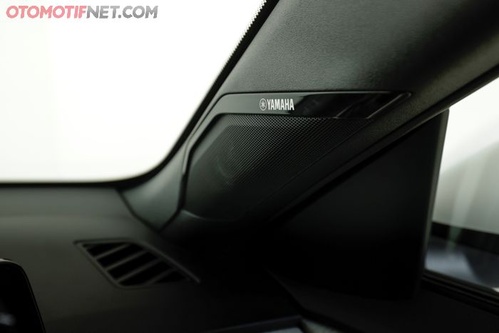 Sistem audio Dynamic Sound Yamaha Premium di Mitsubishi XForce. Suaranya jernih, bas maupun trible-nya terasa pas di telinga