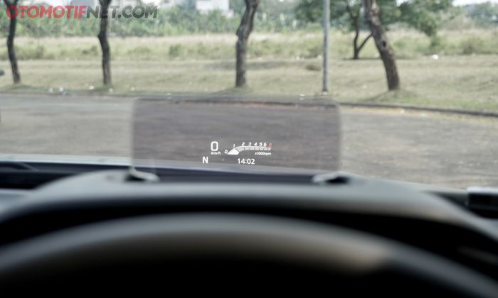 Fitur Head Up Display (HUD) Suzuki Grand Vitara yang juga ada di Suzuki Baleno