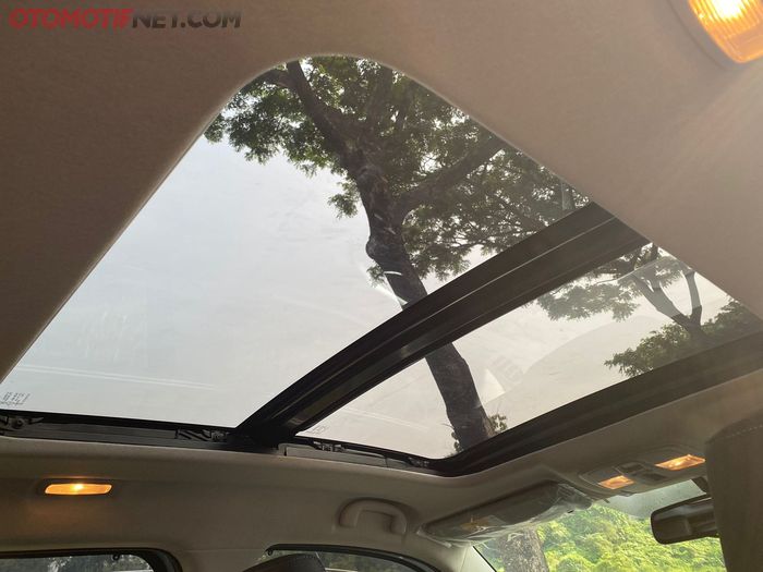Khusus varian GX dilengkapi panoramic sunroof