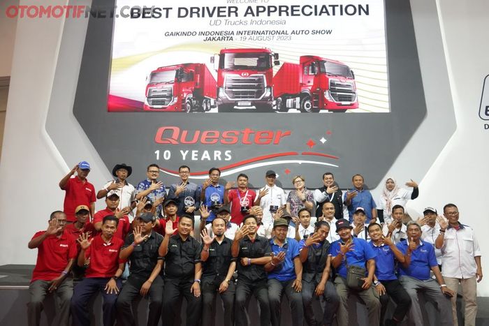 Foto bersama Management UD Trucks, Sony Susmana dan para pengemudi truk di acara TalkShow (19/8/2023)