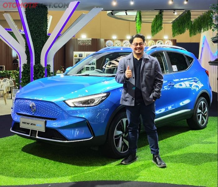 Arief Syarifudin, Marketing &amp; PR Director MG Motor Indonesia bersama dengan New MG ZS EV