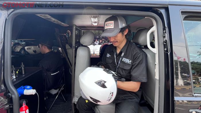 Proses perawatan helm di RSV Helmet Care on Wheels