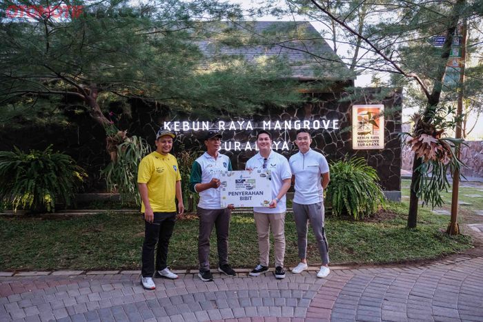 Prosesi penyerahan bibit bakau dilakukan oleh perwakilan Wuling serta WEVI di Mangrove Wonorejo Ecotourism