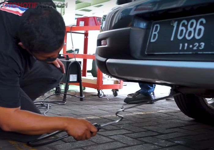 Proses pengukuran emisi gas buang Nissan Livina X-Gear 2013 di bengkel BOS Jl. RC Veteran, Bintaro 