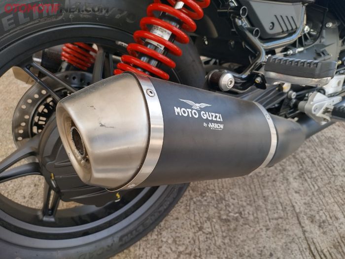 Moto Guzzi V7 Stone Special sudah menggunakan knalpot Arrow dari bawaan pabrik