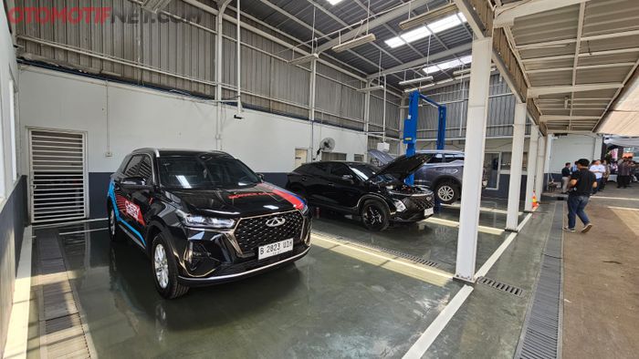 Untuk bengkel perawatan menempati lahan seluar 700 m2 di samping belakang showroom Chery Pondok Indah