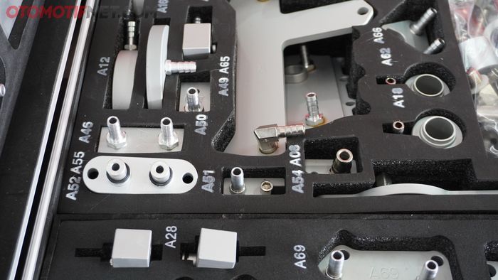 Dua jalur pipa pada adaptor yang dipasang di blok cooling system girboks transmisi CVT mobil.