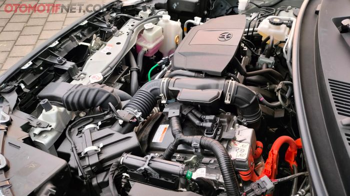 Mesin 2NR-VEX bersanding dengan motor listrik yang bersumber dari baterai 0,7 kWh.