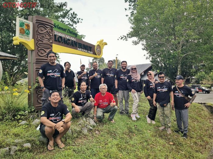 Peserta Indonesia 4x4 Overland saat tiba di daerah taman nasional Loagan Bunut di Sarawak, Malaysia.