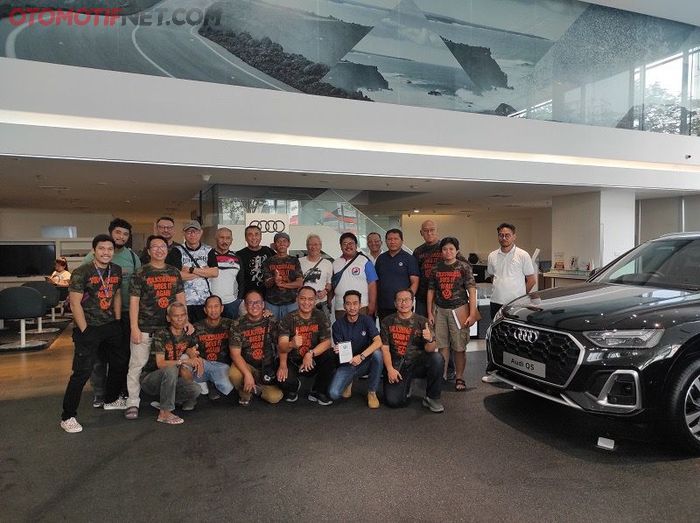 Foto bersama anggota klub Volkswagen Van Club (VVC) dan tim Audi Center, MT Haryono