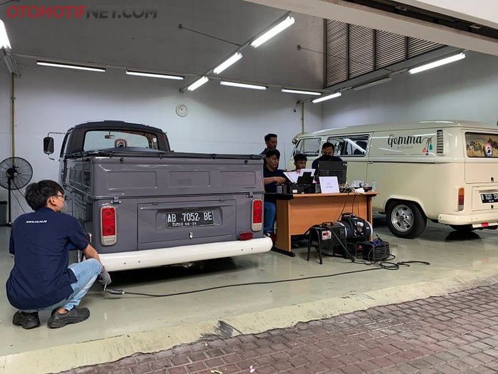 VW Kombi dari komunitas Volkswagen Van Club (VVC) ikuti uji emisi di Audi Center, jl MT Haryono, Jakarta