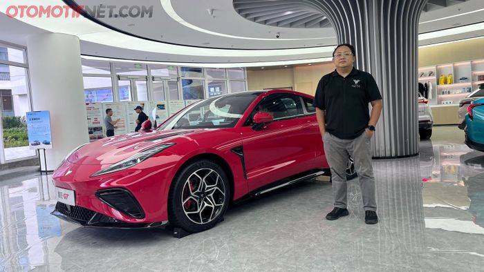 Penulis foto bersama Neta GT di NEta User Center, Shanghai