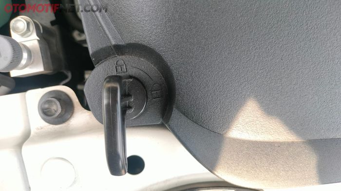 Cara buka pengunci tutup mesin Mazda CX-60 tinggal putar pengait dengan tangan
