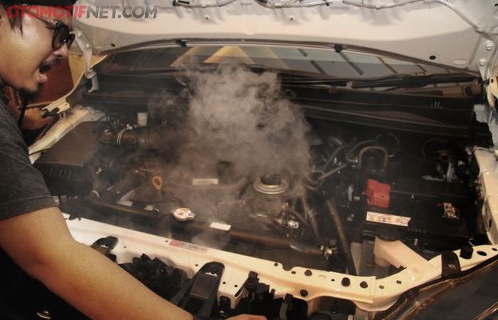 Ilustrasi mesin mobil diesel atau bensin overheat
