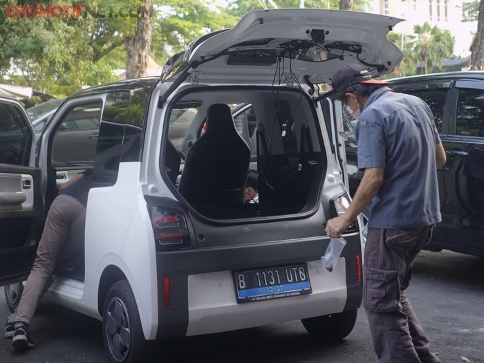 Sekarang dengan modal Rp 7 jutaan Wuling Air ev bisa pasang power back door.