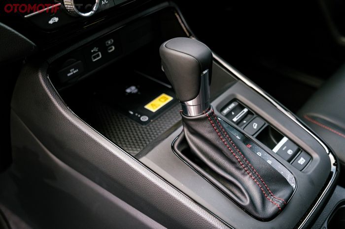 Di All New Honda CRV RS e:HEV, tuas transmisi di mode B bikin pengisian baterai lebih cepat efisien 