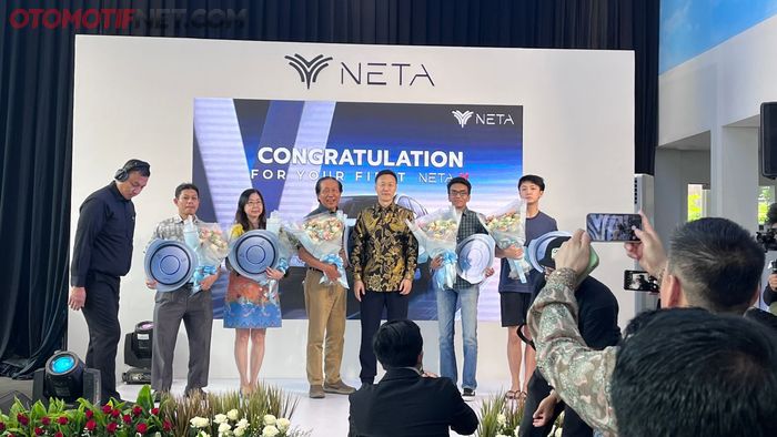 Serah terima Neta V ke konsumen, Senin (29/11) di Neta Kelapa Gading. Hadir Zhang Yong, Co-founder &amp; CEO of NETA Auto.