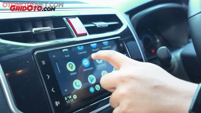 Salah satu fitur unggulan Daihatsu Terios adalah Apple CarPlay dan Android Auto.