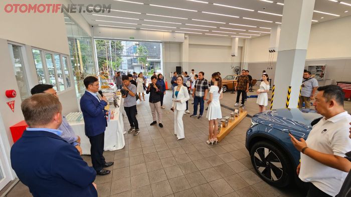 Haryanto Djayaputra, General Manager Volvo Cars Indonesia saat menjelaskan pada awak media mengenai Soeroso Service Center (1/12/2023)
