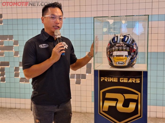 Eric Saputra, CEO Arai Indonesia saat meresmikan Arai RX-7X Nakano Shuriken Gold Limited Edition
