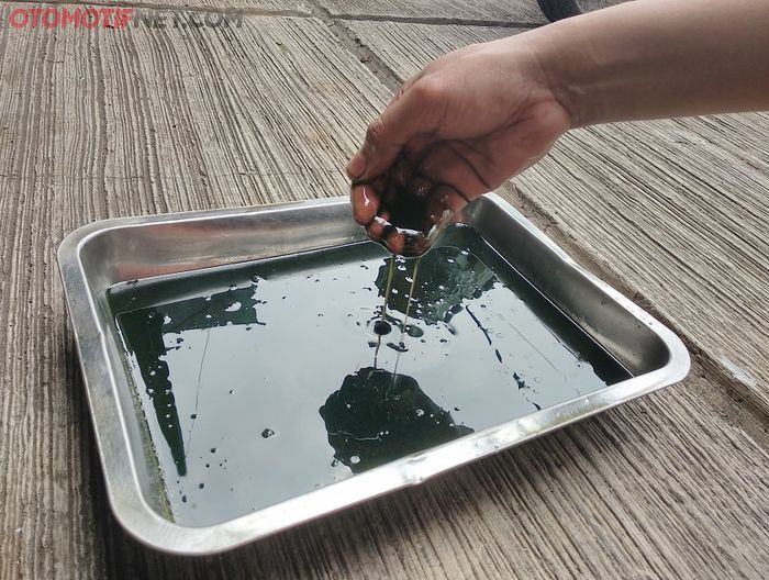 Meskipun punya titik didih yang mirip dengan oli mesin, ternyata minyak goreng lebih mudah rusak kalau terkena panas