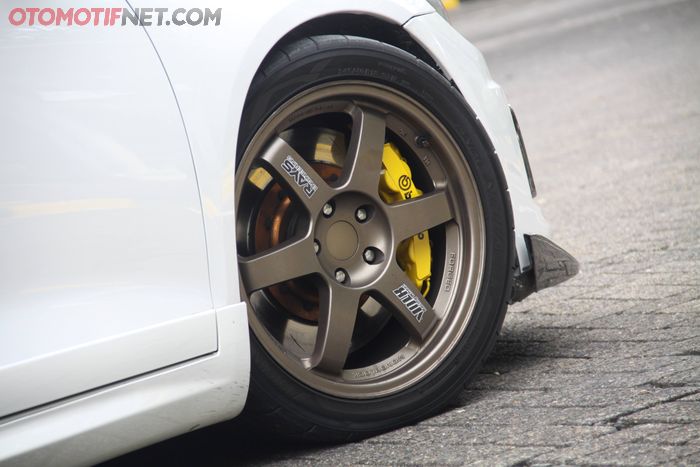 Pelek, coilover, dan BBK jadi padanan yang sempurna untuk undercarriage 