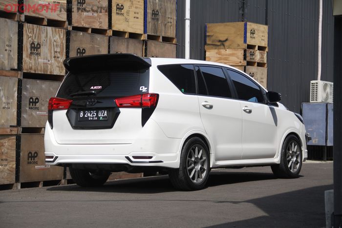 Modifikasi Toyota Kijang Innova 2.4 V milik Budi Pranata, tampak belakang