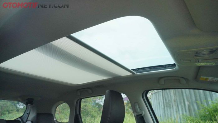 Panoramic sunroof pada Suzuki Grand Vitara GX AT Hybrid