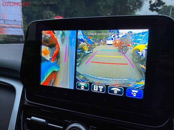 Fitur kamera 360 derajat Suzuki Grand Vitara, sangat membantu kala parkir atau lewat jalan sempit